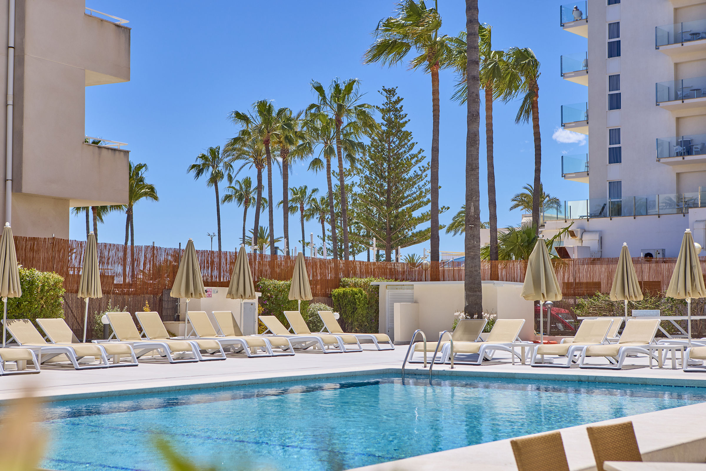 universal-hotel-bikini