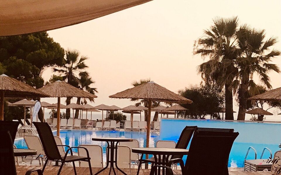 Ninos Grand Beach Hotel & Resort