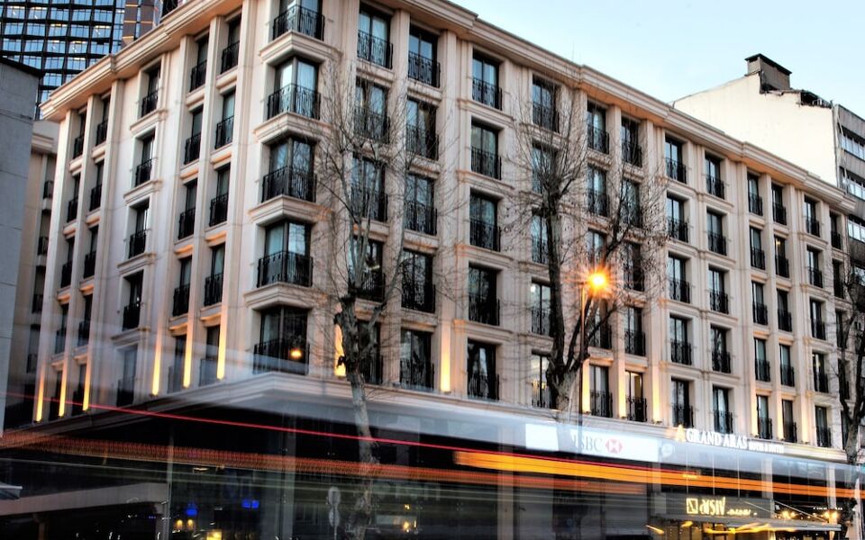 Grand Aras Hotel & Suites