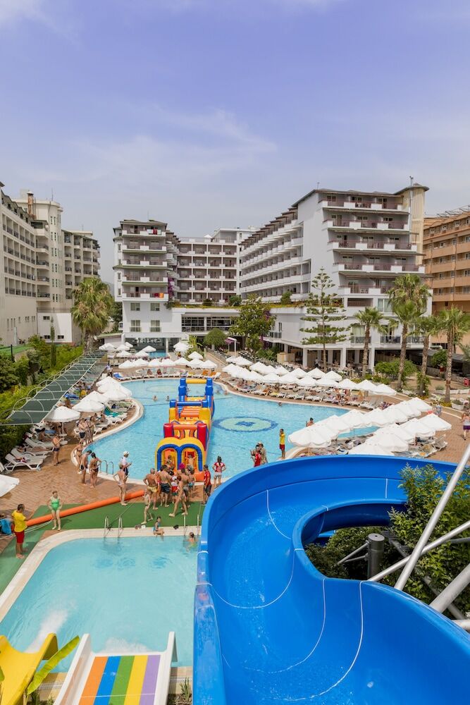 Holiday Park Resort, Okurcalar