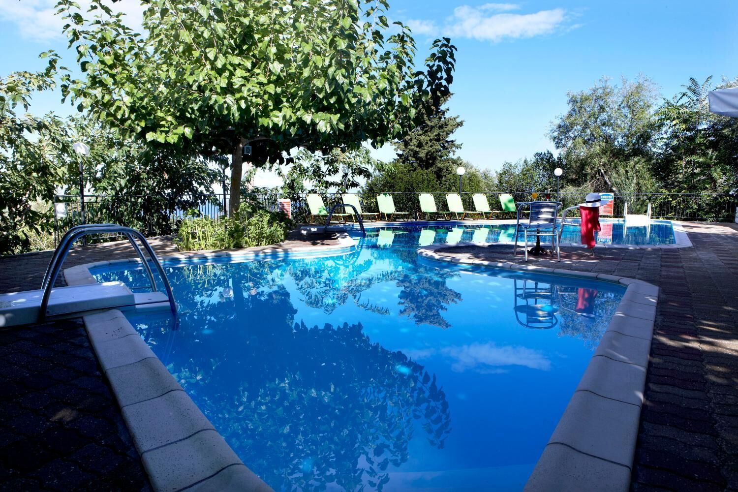 hotel-dafnoudi