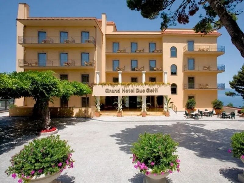 due-golfi-grand-hotel