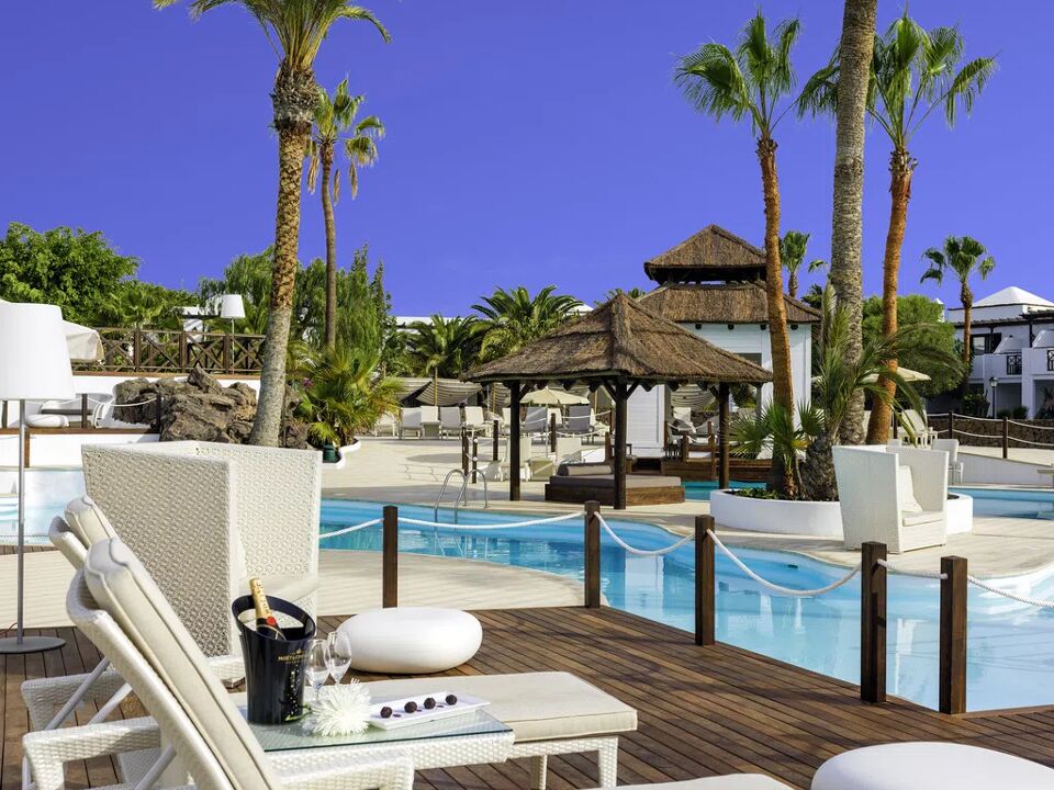 H10 White Suites