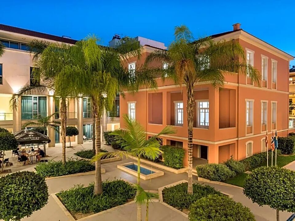 Trianon Luxury Apartments & Suites