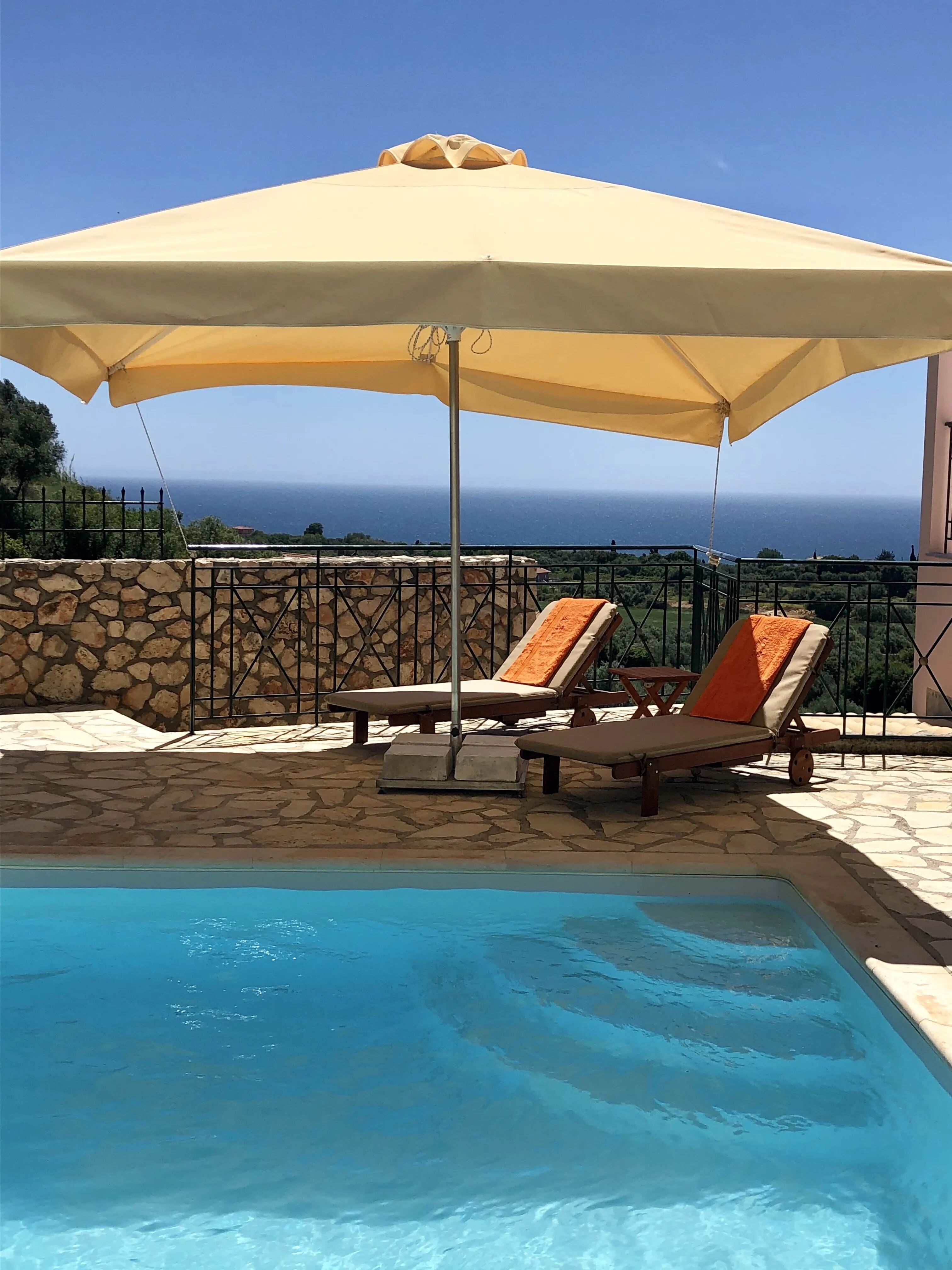 Sarantos Pool Suites, Svoronáta