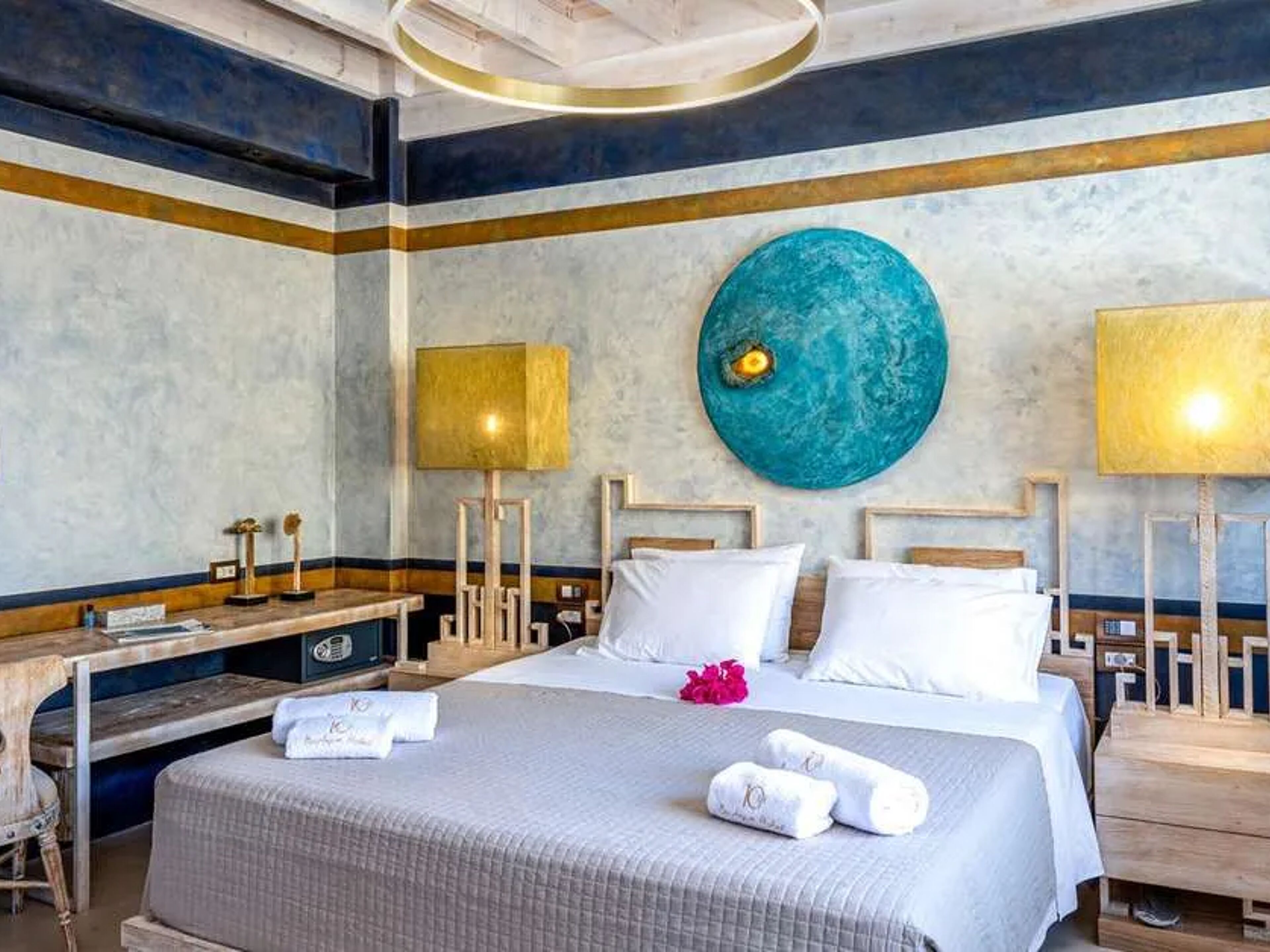 10GR Boutique Hotel & Wine Bar