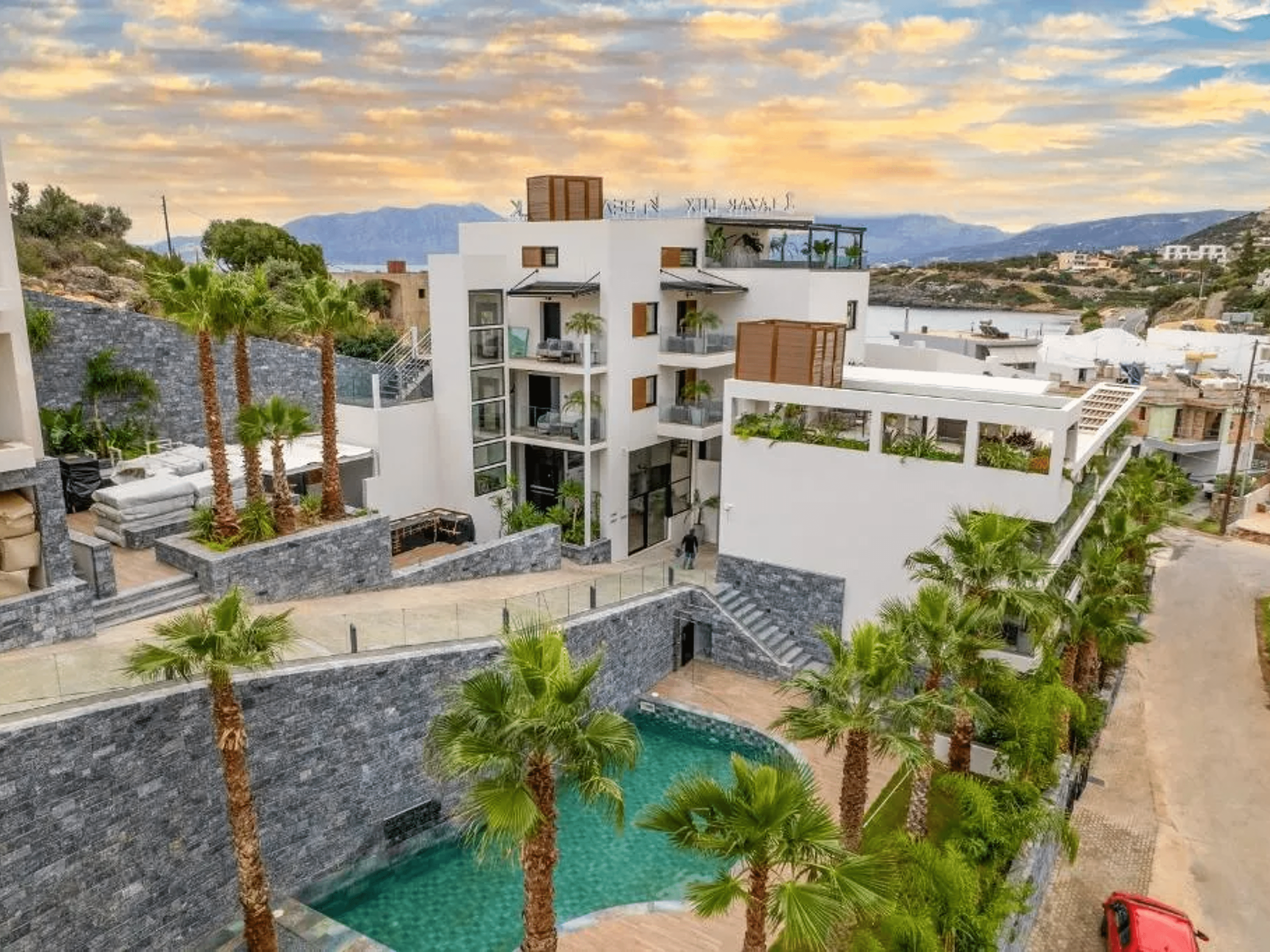 Lazar Lux Suites