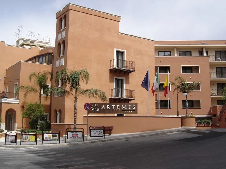 Artemis Hotel