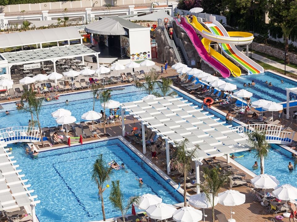 Karmir Resort & Spa